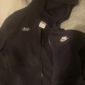 Säljer en svart hoodie från Nike i storlek XL i barn strlk. Vilket innebär att den också passar S i herrstrlk. Väldigt varm o mysig passa t höst och vinter. En as skön Aik tröja som sagt. (Nyskick på det också)