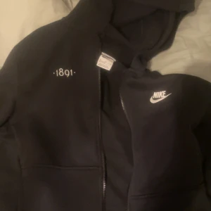 Svart hoodie från Nike - Säljer en svart hoodie från Nike i storlek XL i barn strlk. Vilket innebär att den också passar S i herrstrlk. Väldigt varm o mysig passa t höst och vinter. En as skön Aik tröja som sagt. (Nyskick på det också)