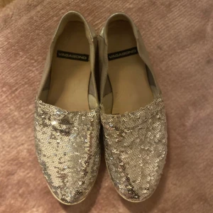 Glittriga loafers från Vagabond - Säljer ett par superglittriga loafers från Vagabond. De är täckta med silverfärgade paljetter som verkligen fångar ljuset. 