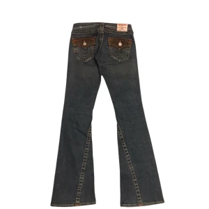 True religion bootcut jeans - 🟡True religion bootcut jeans🟡 Dam storlek 25🟡 Materialet på backfickorna är som på Manchester byxor🟡 skicka meddelande vid frågor 👍