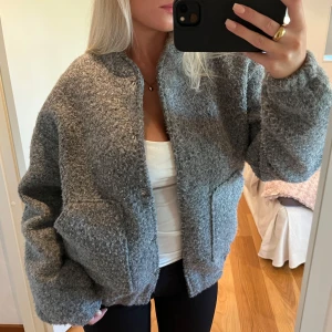 Grå teddyjacka från Vero Moda - Mysig grå teddyjacka från Vero Moda i mycket bra skick. Perfekt för höst och vinter🤍 Inga defekter finns, är som ny! Skriv för fler bilder!