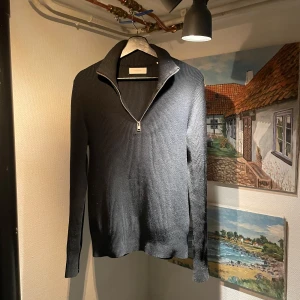 Jack & Jones Halfzip - Säljer min svarta halv zip då den inte längre passar mig. Finns tecken på användning men inget man tänker på.