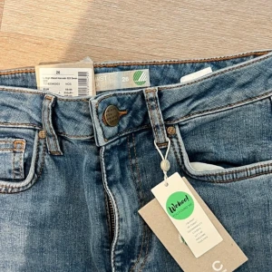 Blå jeans med hög midja - Säljer ett par snygga blå jeans med hög midja. De har en klassisk femficksdesign och en knappgylf. Perfekta för både vardag och fest! 🥳