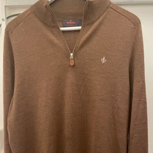 Brun Morris tröja  -  Tjenare! Säljer denna bruna Morris tröja i 100% merinoull! Den är använd men bra skick 8/10. Vid minsta fundering hör av er!😁