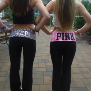 Svarta mjukisbyxor från PINK - SÖKERRR jag söker ungefär sånna hära fold over yoga pants eller liknande från serien love pink i strl S eller M i ett bra skick helst till ett rimligt pris💕