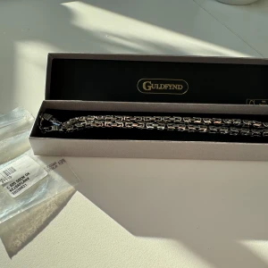 Kejsarlänk i äkta silver - Kejsarlänk halsband 50cm i äkta silver.  Kejsarlänk 50cm lång & 5mm tjock, i äkta oxiderat silver. Nypris 3 798:- från Guldfynd. Kartong och påse medföljer. Perfekt till julklapp!  Pris kan diskuteras vid snabb affär! 