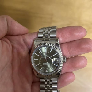 Seko klocka - Säljer en stilren silverfärgad klocka med metallarmband. Klockan har en klassisk design med en rund urtavla och tydliga markeringar. Perfekt för både vardag och fest. Den är i mycket bra skick och redo att bäras av sin nya ägare.