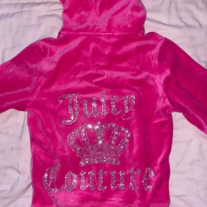 Rosa juicy sett - Säljer en supermjuk och snygg rosa set från Juicy Couture. Den har en dragkedja framtill och en stor luva. På baksidan finns en glittrig Juicy Couture-logga med en krona. Säljer oxå byxorna till❤️ settet för 500 eller en del för 300