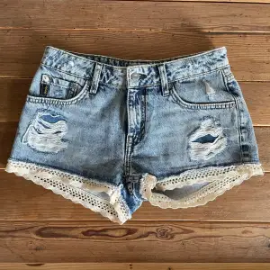 Säljer ett par snygga blå jeansshorts från Superdry. Shortsen är i nyskick eftersom dem alldrig kommit till användning sen jag köpte dem. Perfekta för sommaren! 🌞