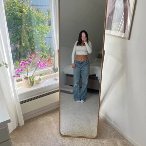 Vit croppad långärmad topp - Säljer en superfin vit croppad topp med långa ärmar. Har en likadan i svart som jag också säljer. 