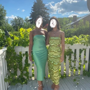 Grön klänning  - Säljer båda klänningarna. Den vänstra för 200 kr i storlek 34, nyskick. Den högra med paljetter köptes för 1949 kr ifrån Asos i storlek 34, kan säljas för 900 men pris kan diskuteras 😁