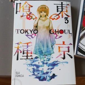 Tokyo Ghoul volume 3 - Säljer min Tokyo Ghoul manga då jag har läst igenom den och vill att andra också ska kunna läsa den🫶. Jag har tagit väll hand om den!