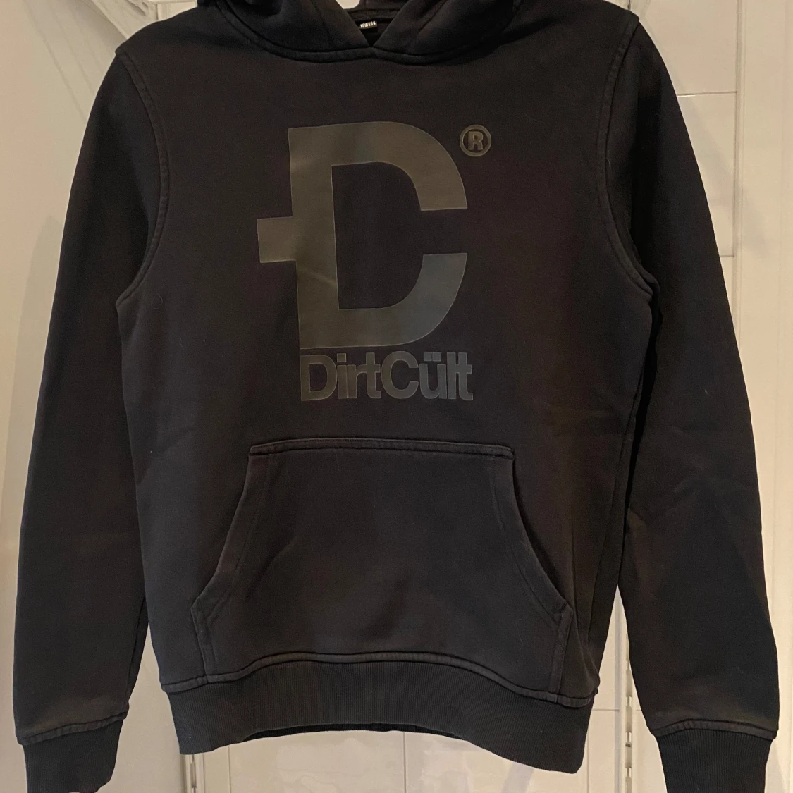 Svart hoodie från DirtCült - 90