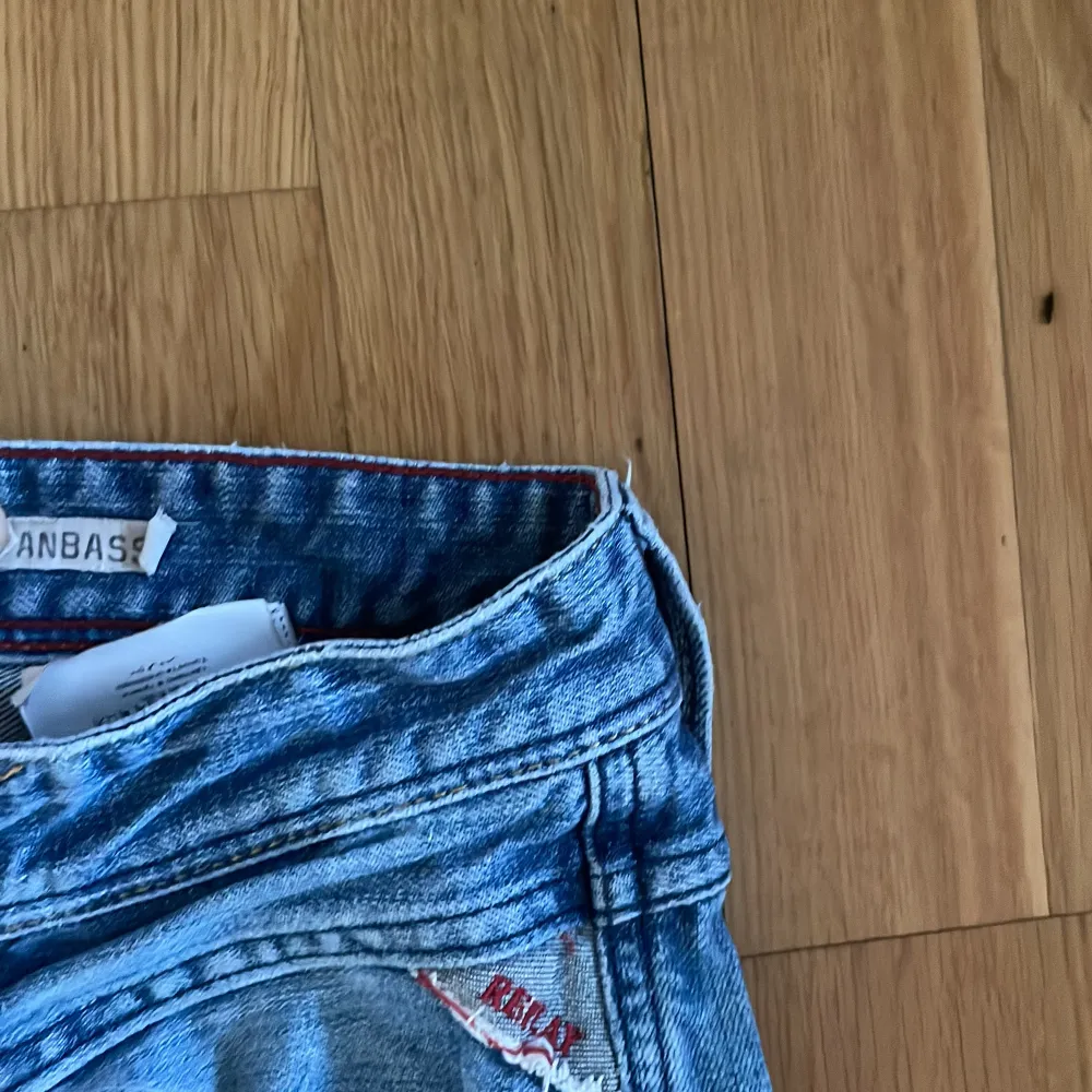 Säljer ett par snygga blå jeans från Replay i modellen Anbass. Helt nya och aldrig andvända då dem inte passar.. Jeans & Byxor.