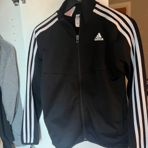 träningsjacka från Adidas - Säljer en svart träningsjacka från Adidas i bra skick. Storleken är i barn men XS i normal storlek! 