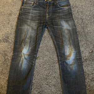 Nudie Jeans - Säljer ett par snygga mörkblå jeans från Nudie Jeans i storlek W32 L32. Riktigt fet wash och sitter perfekt. Blandning av slimfit/straight. 