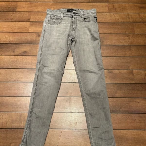 Replay Jeans - Säljer ett par snygga grå jeans från Replay | Skick 9,5/10! | Pris 699kr | Storlek w28 L32 | Modell Anbass | Slimfit | Sov inte på dessa! 😎| Hör av dig vid minsta fundering! 🙌