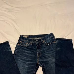 Mörkblå jeans från Levi's - Säljer ett par klassiska mörkblå Levi's 511 jeans i bra skick. De har en snygg tvätt och är perfekta för både vardag och fest. Jeansen har en normal passform. Perfekta för höst och vår! W29 L30