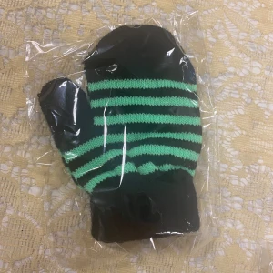 Barn Randiga vantar  - Säljer ett set med randiga vantar i olika färger. Perfekta för kalla dagar! De finns i svart med gröna ränder, beige med svarta ränder, lila med orange ränder och svart med grå ränder. Alla är i nytt skick och kommer i förpackning. Supermysiga och stiliga för vintern! ❄️. Passar 3-6 år,             35kr/par , finns fler kvar, samma frakt 