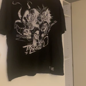 Svart Disney Villains t-shirt - Cool svart t-shirt från FB Sister med Disney Villains-tryck. Perfekt för alla Disney-fans som älskar skurkarna! T-shirten har korta ärmar och är i normal passform. Texten 'So Much True Love' ger en rolig twist. Perfekt för vardagsbruk. Den är o bra skick och priset går att diskutera:)