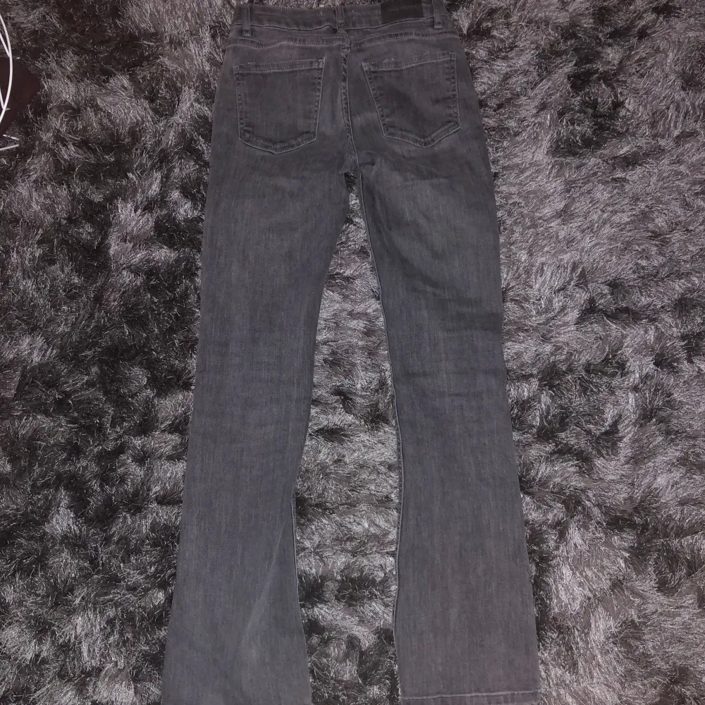 Gråa lågmidjade jeans i bootcut i bra skick. Säljer pga att de inte passar. Jeans & Byxor.