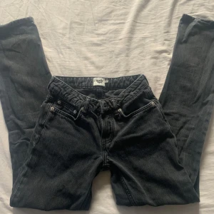 Svarta jeans  - Lågmidjande jeans från lager 157 i modellen ”Icon”. Tyvärr kommer dom inte till användning men använda kanske 2-3 gånger!💗 Nypris 400. Innerbenslängd:84cm Midja:34