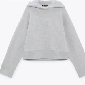 Zara hoodie - Säljer min jätte fina gråa zara hoodie som är lite kortare i modellen! Knappast använd❣️
