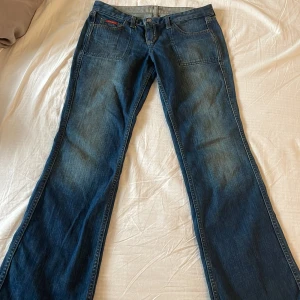 Blå jeans med bootcut - Säljer ett par snygga blå jeans i bootcut-stil. De har en klassisk femficksdesign och en lätt tvättad look. Önskar verkligen att jag kunde behålla de, men de är för små. Sitter skit snyggt på i höften, rumpan och inte alls för mycket eller för lite utsvängda. Det är bara att fråga mig frågor och skriv om du vill ha fler bilder
