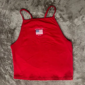 Röd linnetopp - Snygg röd linnetopp som bara är använd 1 gång så den är som ny☺️