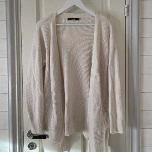 Beige stickad kofta  - Mysig beige stickad kofta från Bik Bok i storlek S.  Väl använd men använder inte längre. Fortfarande fint skick😊lite nopprig. Om man vill se hur den ser ut på är det bara och fråga😊