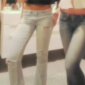 Ljusa jeans med slitningar - Skitsnygga zara ljusa bootcut jeans, de är i bra skick dock så finns det en liten fläck som jag kan skicka bild på❤️ bilderna är lånade