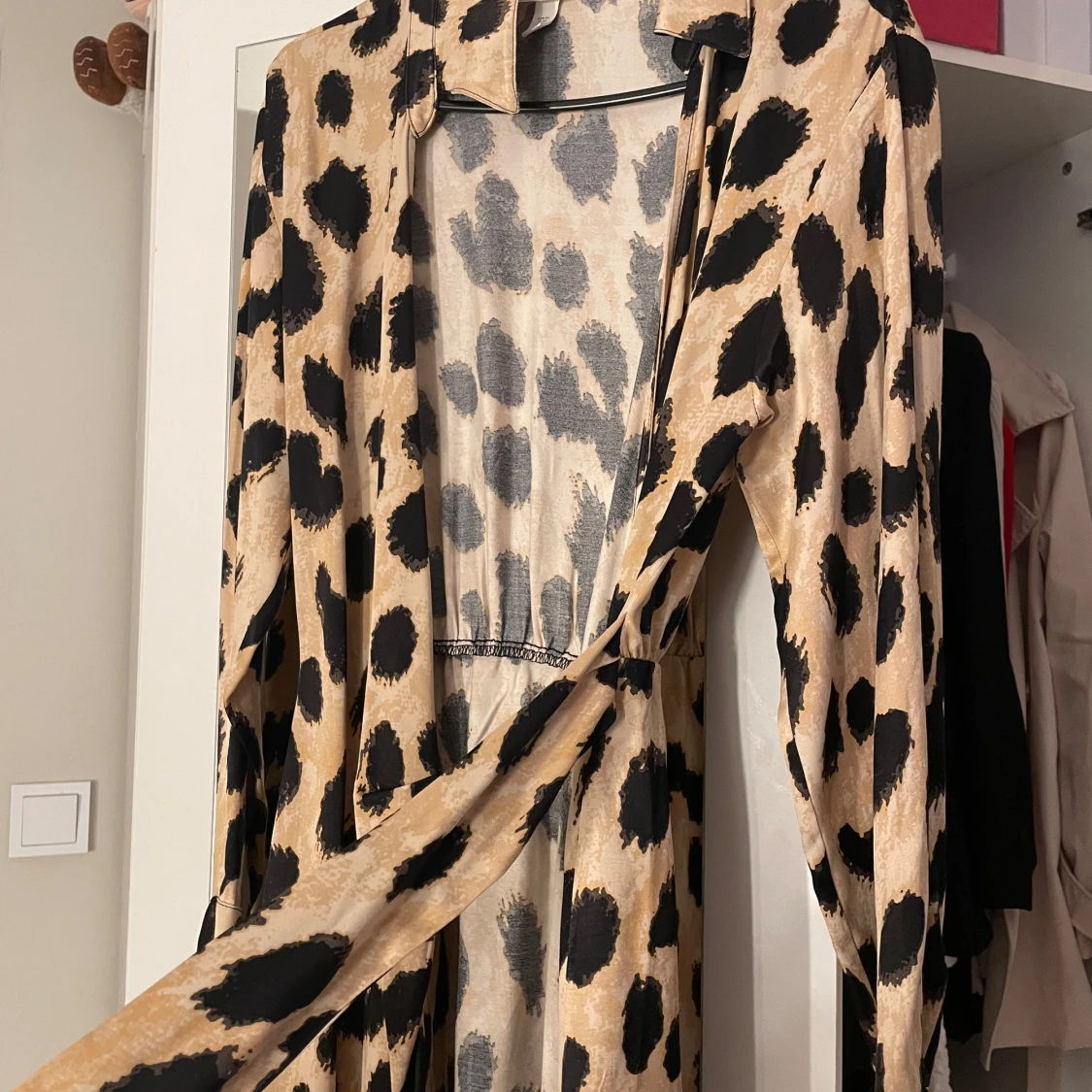 Leopardmönstrad omlottklänning - 1