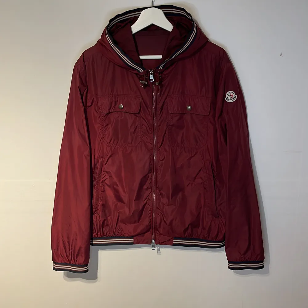 Hej! Säljer denna riktigt feta Moncler vindjackan i den feta sällsynta modellen ”Jeanclaude”! Jackan har en riktigt unik och snygg vinröd färg och är i storlek 3 vilket motsvarar en M! Som referens är modellen på bilden 180 cm lång och väger runt 67 kg. Denna jacka har 3 kontrastfärger i blått, vitt och rött vilket representerar märket 😁nypris runt 12000kr. Mitt pris är endast 3000kr! 🙌jackan har ett litet pinhole längst nere vid jackan (inget som syns)! Äkta‼️Skriv vid minsta intresse! Mvh DC 🔹. Takit.