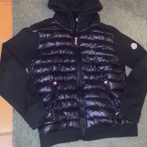 Moncler jacka - Moncler cardigan/jacka. Bra skick. Ganska liten i storleken. Storlek S