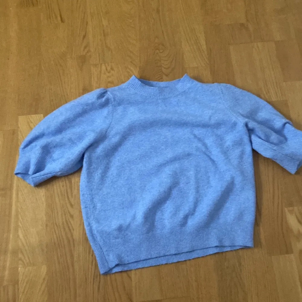 Säljer en ljusblå tröja från Vero Moda. Tröjan har trekvartsärmar och en rund halsringning. Perfekt för en stilren och bekväm look. Passar bra till både jeans och kjol.. Neuletakit & Villapaidat.