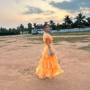 Balklänning  - Säljer en fantastisk orange långklänning med volanger och offshoulder-design. Endast använd en gång köpt för 1500kr. Pris kan diskuteras!!! ❤️❤️