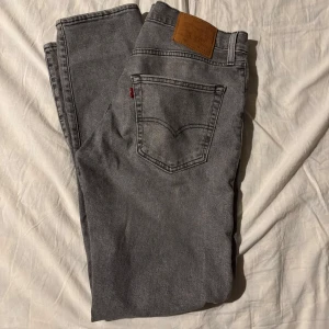 Gråa Levi's 502 - Gråa Levi's 502