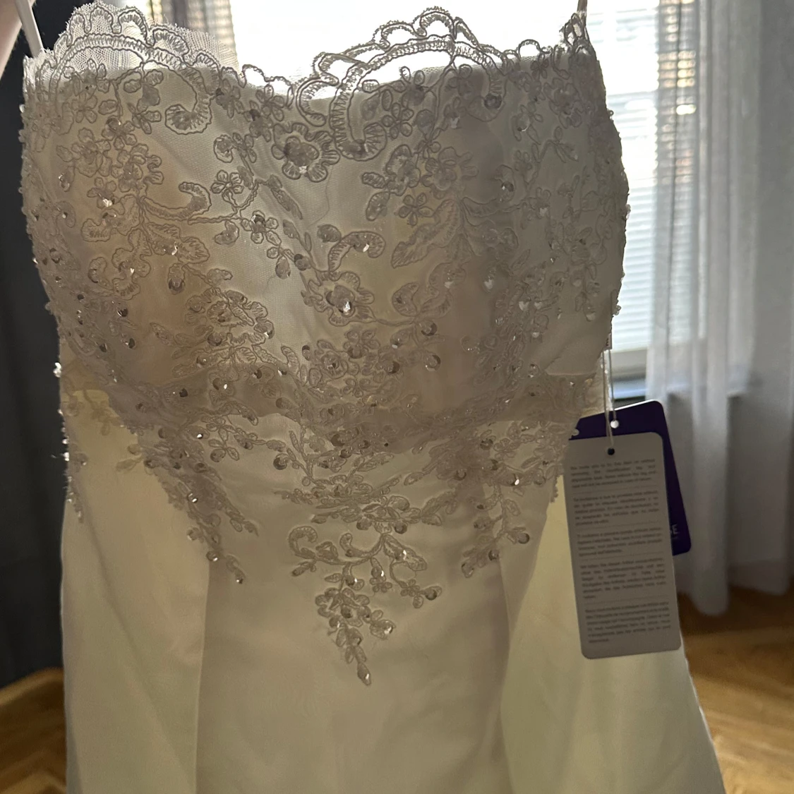 Vit brudklänning med spetsdetaljer - 2