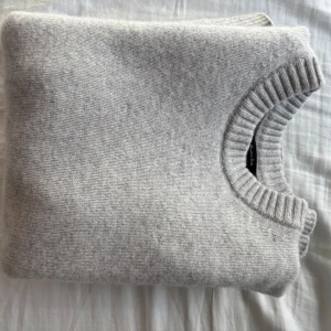 Grå Kashmir tröja från massimo dutti - Säljer min feta tröja från massimo dutti. Använd sparsamt. Storlek M men passar S. Nypris runt 2500. Vid frågor hör av er!