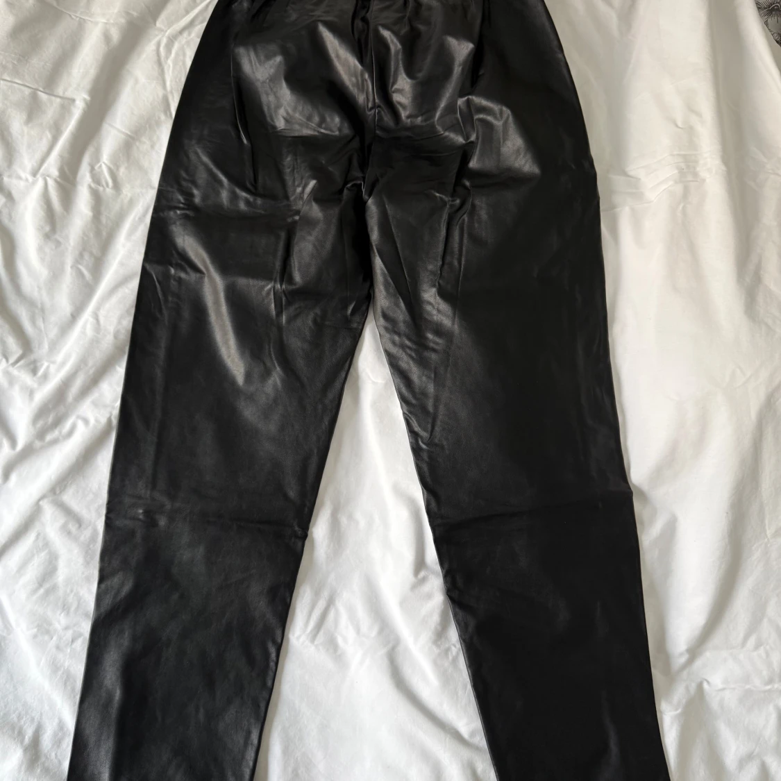 Svarta byxor i imiterad Skinn från House of Lola - 1