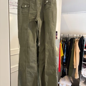gröna HM jeans💚 - Gröna HM jeansen! Dom är i fint skick men ändå använda. Dom är klippta i benen då dom var för långa men ändå as snygga💚Slutsålda på hm. Hör av dig vid frågor eller mer bilder 💕