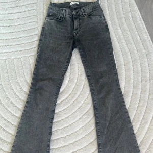 Grå bootcut jeans från Gina Tricot  - Snygga grå bootcut jeans från Gina Tricot i storlek 34.  Använda fåtal gånger och i väldigt bra skick🩶 skriv vid funderingar