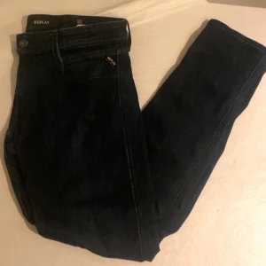 Replay anbass jeans - Snygga mörkblå jeans från Replay med klassisk femficksdesign. De har en dragkedja och knapp framtill. Perfekta för en stilren look. Som nya inte använt så mycket. Pris ej hugget i sten kom med förslag