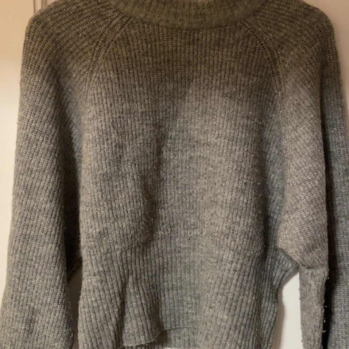 Grå stickad tröja - 1