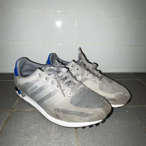 Adidas la trainers - Säljer mina Adidas la trainers, dom är i storlek 42. Fina skor, bra kvalité.                                              Först till kvarn