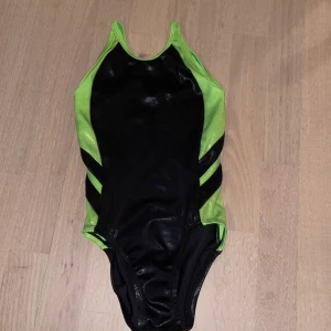 Svart och grön gymnastik dräkt för liten för mig nu💗 - Jätte fin gymnastik men gröna och svarta linjen 