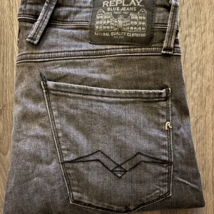 Grå jeans från Replay - Snygga grå jeans från Replay, säljer för storleken.