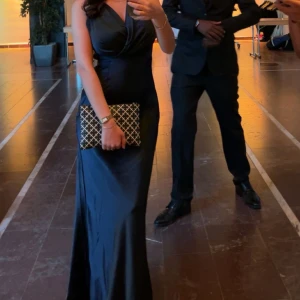 Marinblå långklänning - Hej! Jag säljer min marinblåa balklänning långklänning med v-ringad design. Endast använt en gång. Köptes för 800 säljer för 300 + frakt. 