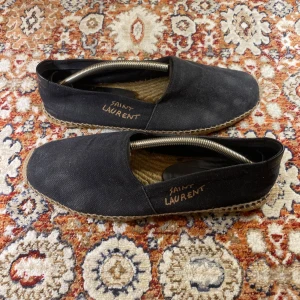 Saint Laurent Loafers - Hej! Säljer nu mina skor från märket Saint Laurent , storlek 45, bra skick. Givetvis äkta, Tveka inte på att höra av dig om du har frågor eller funderingar kring skorna!