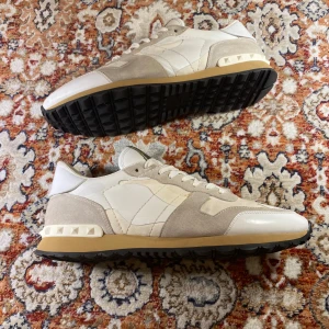 Valentino Rockrunners  - Hej! Säljer nu mina skor från märket Valentino , storlek 44, bra skick. Givetvis äkta, Tveka inte på att höra av dig om du har frågor eller funderingar kring skorna!